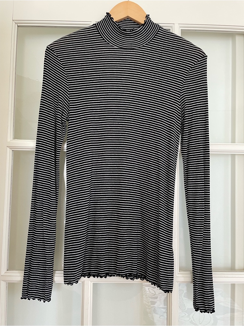 Gap black white pinstripe striped turtlneck t-shirt tee ruffle lettuce hem S